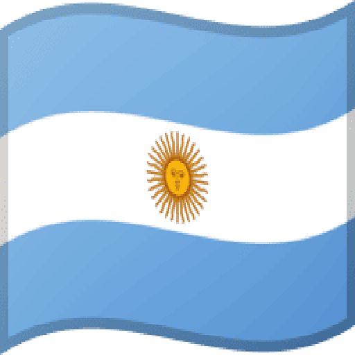 La bandera argentina ondea orgullosamente contra un fondo blanco brillante, mostrando las icónicas franjas azules y blancas